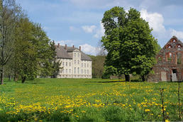 Südwest-Ansicht aus dem Landschaftspark Alt Plestlin Südwest-Ansicht aus dem Landschaftspark Alt Plestlin