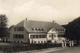 Historische Ansicht Gutshaus Ahrensberg 1931 aus der Sammlung A. Kobsch, Stralsund Historische Ansicht Gutshaus Ahrensberg 1931 aus der Sammlung A. Kobsch, Stralsund