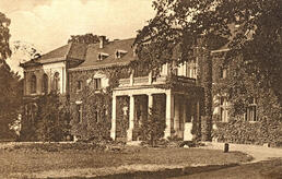 Historische Ansicht Gutshaus (Herrenhaus) Behrenhoff 1922; aus der Sammlung A. Kobsch, Stralsund Historische Ansicht Gutshaus (Herrenhaus) Behrenhoff 1922; aus der Sammlung A. Kobsch, Stralsund