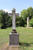 Grabkreuz von Barner, im Hintergrund ein Obelisk Grabkreuz von Barner, im Hintergrund ein Obelisk