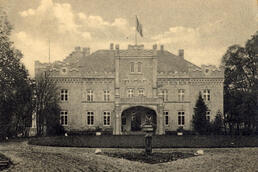 Historische Ansicht Gutshaus Körchow 1914; aus der Sammlung A. Kobsch, Stralsund Historische Ansicht Gutshaus Körchow 1914; aus der Sammlung A. Kobsch, Stralsund