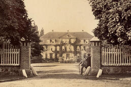 Historische Ansicht Gutshaus Perlin um 1910 aus der Sammlung A. Kobsch, Stralsund Historische Ansicht Gutshaus Perlin um 1910 aus der Sammlung A. Kobsch, Stralsund