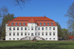 Parkansicht Gutshaus (Herrenhaus) Quadenschönfeld 2023 Parkansicht Gutshaus (Herrenhaus) Quadenschönfeld 2023