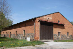 Von der Gutsanlage blieb ein Stallgebäude erhalten Von der Gutsanlage blieb ein Stallgebäude erhalten