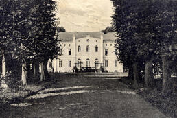 Historische Ansicht Gutshaus Weitendorf 1924 aus der Sammlung A. Kobsch, Stralsund Historische Ansicht Gutshaus Weitendorf 1924 aus der Sammlung A. Kobsch, Stralsund