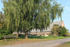 Vor dem Gutshaus Wrangelsburg, Dorfstraße, Rondell und Auffahrt Vor dem Gutshaus Wrangelsburg, Dorfstraße, Rondell und Auffahrt