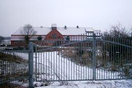 Das Stallgebäude wurde 1914 erbaut. Das Stallgebäude wurde 1914 erbaut.