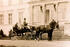 Historische Fotografie einer Kutsche vor dem Gutshaus Dersentin um 1930